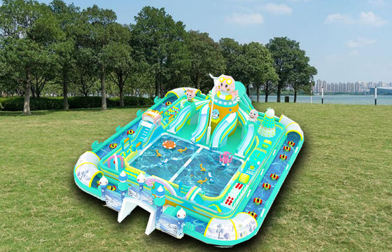 Wielkolorowy rodzinny wodny park z małymi pływającymi zabawkami
