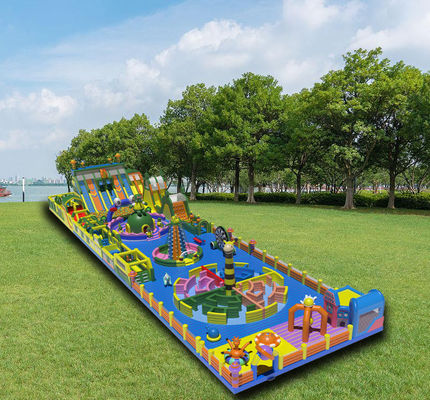 Duży park rozrywki z przeszkodami labiryntowymi