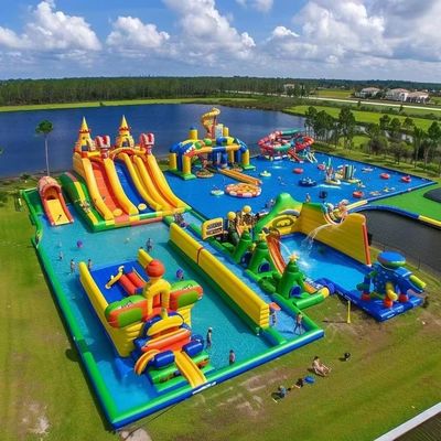 Wodny park z dużymi zjeżdżalniami i pływającymi zabawkami